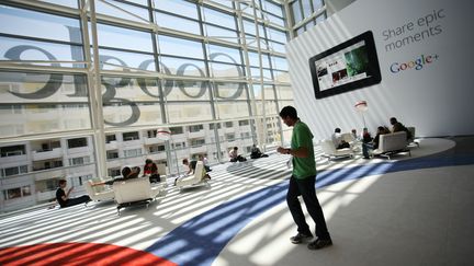 Un logo Google accroch&eacute; sur la fa&ccedil;ade du Moscone Center&nbsp;de San Francisco (Etats-Unis), durant une conf&eacute;rence annuelle du g&eacute;ant de l'internet, le 28 juin 2012. (KIMIHIRO HOSHINO / AFP)