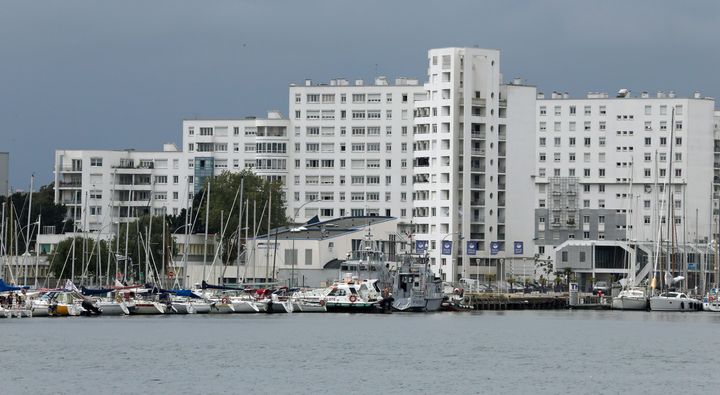 La quai de Rohan à Lorient (Morbihan) en 2015, avec le port de plaisance au premier plan, a été entièrement remodelé par l'architecte Roland Castro dans les années 90. (FRANCOIS DESTOC / MAXPPP)