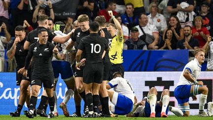 Les Néo-Zélandais célébrant leur deuxième essai face à l'Italie lors de la Coupe du monde, le 29 septembre 2023. (SEBASTIEN BOZON / AFP)