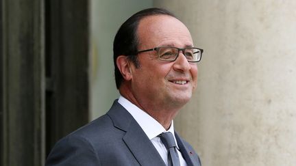 Le pr&eacute;sident Fran&ccedil;ois Hollande sur le perron de l'Elys&eacute;e, le 25 ao&ucirc;t 2015 &agrave; Paris. (PATRICK KOVARIK / AFP)