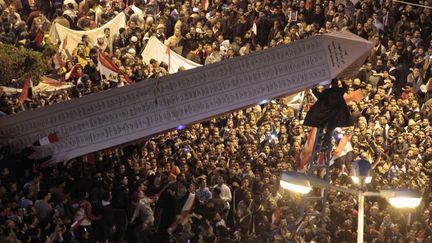 Un ob&eacute;lisque sur lequel sont inscrits les noms des personnes tu&eacute;es lors de la r&eacute;volution est &eacute;rig&eacute; place Tahrir afin de comm&eacute;morer le premier anniversaire du soul&egrave;vement populaire &eacute;gyptien, Le Caire (Egypte), le 25 janvier 2012. (MOHAMED ABD EL-GHANY / REUTERS)