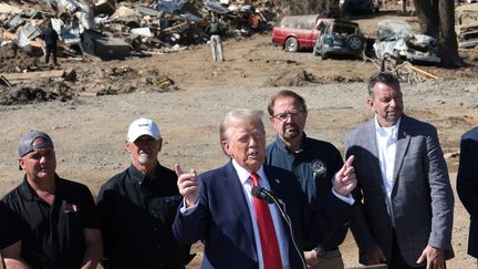 Donald Trump prend la parole devant les dégâts provoqués par le passage de l'ouragan Hélène à Swannanoa, en Caroline du Nord, le 21 octobre 2024. (WIN MCNAMEE / GETTY IMAGES NORTH AMERICA / AFP)