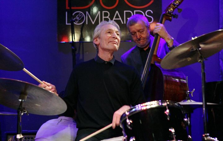 Charlie Watts et son contrebassiste Dave Green en concert avec son groupe The A, B, C & D of Boogie Woogie, au club de jazz parisien le Duc des Lombards, le 7 septembre 2010. (PIERRE VERDY / AFP)