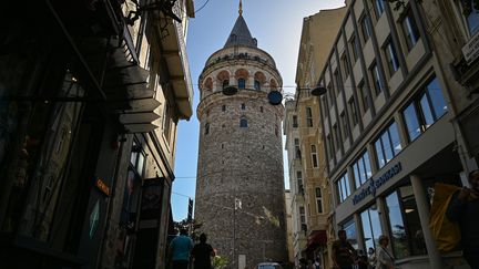 La Tour de Galata, un monument emblématique d'Istanbul construit au 14ème siècle, est le dernier édifice à avoir suscité la controverse. (OZAN KOSE / AFP)