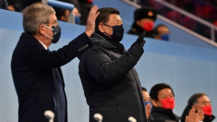 Le président du CIO Thomas Bach aux côtés du président de la République populaire de Chine, Xi Jinping, lors de la cérémonie d'ouverture des JO d'hiver de Pékin 2022. (Anthony WALLACE / POOL / AFP)