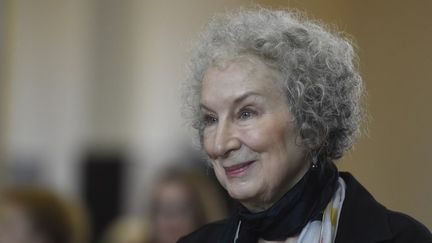 L'écrivaine canadienne Margaret Atwood, auteur du célèbre "La servante écarlate", à la cérémonie de remise du prix Franz Kafka, le 17 octobre 2017. 
 (MICHAL CIZEK / AFP)