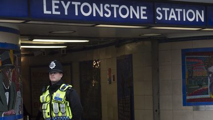 &nbsp; (Un policier londonien devant la station de métro de Leytonstone où a eu lieu l'attaque ©maxPPP)