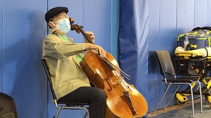 Le violoncelliste Yo-YO Ma joue dans un centre de vaccination anti Covid à Washington (USA). (JONAH SYKES / BERKSHIRE COMMUNITY COLLEGE / AFP)