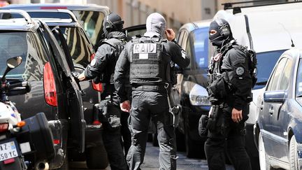 Les membres du Raid, le 18 avril 2017 à Marseille (Bouches-du-Rhône), après l'arrestation des deux suspects. (BORIS HORVAT / AFP)