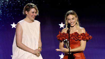 Greta Gerwig et Margot Robbie reçoivent le prix de la meilleure comédie pour "Barbie" lors de la 29e édition des Critics Choice Awards, le 14 janvier 2024, à Santa Monica. (KEVIN WINTER / GETTY IMAGES NORTH AMERICA / AFP)