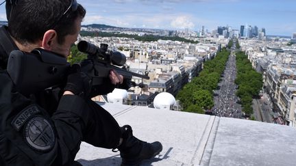 Alors que les militaires français s'apprêtent à défiler sur les Champs-Élysées pour les cérémonies du 14 Juillet, la réduction du budget de la Défense fait polémique. (STEPHANE DE SAKUTIN / AFP)