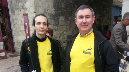 St&eacute;phane Geyres (&agrave; droite), le candidat du Mouvement des libertariens &agrave; l'&eacute;lection l&eacute;gislative partielle de Villeneuve-sur-Lot (Lot-et-Garonne), le 18 mai 2013. (THOMAS BAIETTO / FRANCETV INFO)