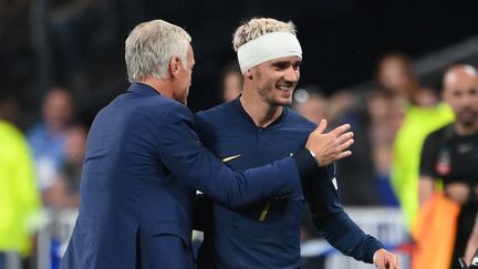 Didier Deschamps et Antoine Griezmann après la victoire de la France contre la Grèce au Stade de France, le 19 juin 2023. (FRANCK FIFE / AFP)