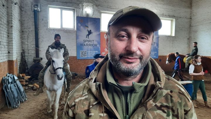 Igor, le commandant d'un bataillon de soldats ukrainiens qui a&nbsp;poussé ses hommes à venir suivre une thérapie dans le centre d'équithérapie de l'association Spirit en banlieue de Kiev. (THIBAULT LEFEVRE / RADIO FRANCE)