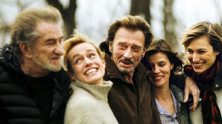 Johnny Halliday entouré de Sandrine Bonnaire, Eddy Mitchell, Irène Jacob et Pauline Lefèvre
 (Les Films 13)