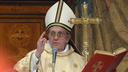 Le pape Fran&ccedil;ois c&eacute;l&egrave;bre une messe dans la chapelle Sixtine, au Vatican, le 14 mars 2013. (OSSERVATORE ROMANO / AFP)