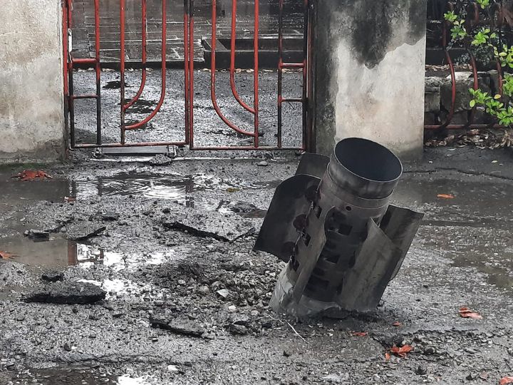 Dans la capitale du Haut-Karabakh arménien, les conséquences des bombardements des Azéris, le 5 octobre 2020. Ici, un missile Schmerts de fabrication russe s'est fiché dans le sol sans exploser. (CLAUDE BRUILLOT / ESP - REDA INTERNATIONALE)