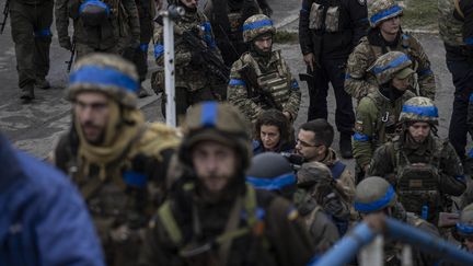 Des soldats ukrainiens patrouillent dans la ville reconquise d'Izioum, en Ukraine, le 14 septembre 2022. (METIN AKTAS / ANADOLU AGENCY / AFP)