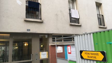 L'entrée du 30, rue de Vaucouleurs, à Paris, où vivaient Sarah Halimi et son meurtrier présumé. (CATHERINE FOURNIER / FRANCEINFO)