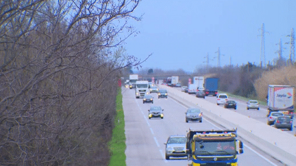 À l'image de la forte mobilisation contre le projet d'autoroute reliant Toulouse à Castres, l'opposition à la construction d'autoroutes est de plus en plus vive. Les militants estiment que ces projets, pensés il y a des années, ne sont plus en phase avec l'urgence climatique. (franceinfo)