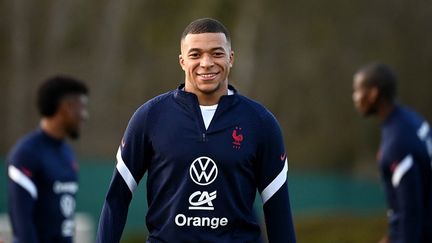 Kylian Mbappé à l'entraîneemnt avec les Bleus le 21 mars 2022, à Clairefontaine (FRANCK FIFE / AFP)