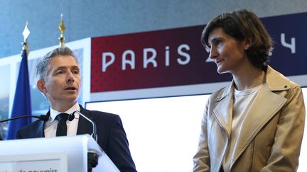 Gil Avérous, nouveau ministre des Sports, de la Jeunesse et de la Vie associative, lors de la passation de pouvoir avec Amélie Oudéa-Castéra, au siège du Ministère des Sports, à Paris, le 23 septembre 2024. (THOMAS SAMSON / AFP)