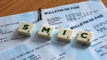 Des bulletins de paie et les lettres de Smic. (VINCENT VOEGTLIN / MAXPPP)