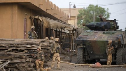 Des soldats fran&ccedil;ais et maliens &agrave; Gao, dans le nord du Mali, le 13 avril 2013.&nbsp; (JOEL SAGET / AFP)