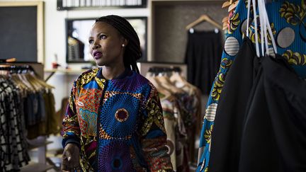 la styliste de mode Mandisa Zwane (42 ans) a pu accélérer la cadence et constituer une véritable PME qui emploie deux vendeurs, un tailleur et un assistant. Aujourd’hui, elle fait partie des dizaines d’entrepreneurs de cet emblématique township du sud de Johannesburg qui vendent leurs produits au-delà des frontières sud-africaines. (Gulshan Khan / AFP)