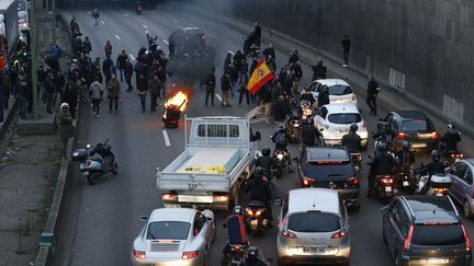 Des chauffeurs de taxis bloquent le périphérique au niveau de la porte Maillot, à Paris, le 26 janvier 2016. (THOMAS SAMSON / AFP)