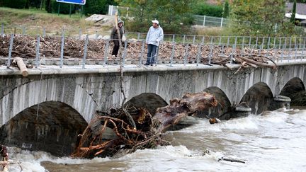 Une rivière en crue&nbsp;en Ardèche, le 22 janvier 2008. (MAXPPP)