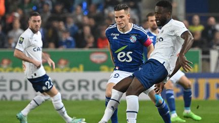 Chancel Mbemba et Kevin Gameiro au duel lors du match entre l'OM et Strasbourg, le 29 octobre 2022. (FREDERICK FLORIN / AFP)