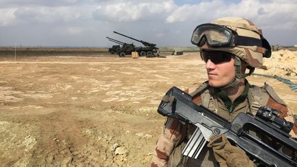 Un soldat français engagé au sein de la coalition internationale, le 9 février 2019, près de Al-Qaim, en Irak. (DAPHNE BENOIT / AFP)