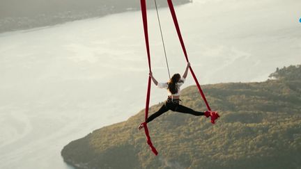 Une danseuse aérienne au-dessus du lac d'Annecy (FRANCE 3)