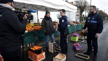 Des policiers rappellent l'interdiction de rassemblement à Crépy-en-Valois (Oise), dimanche 1er mars 2020. (FRANCOIS LO PRESTI / AFP)