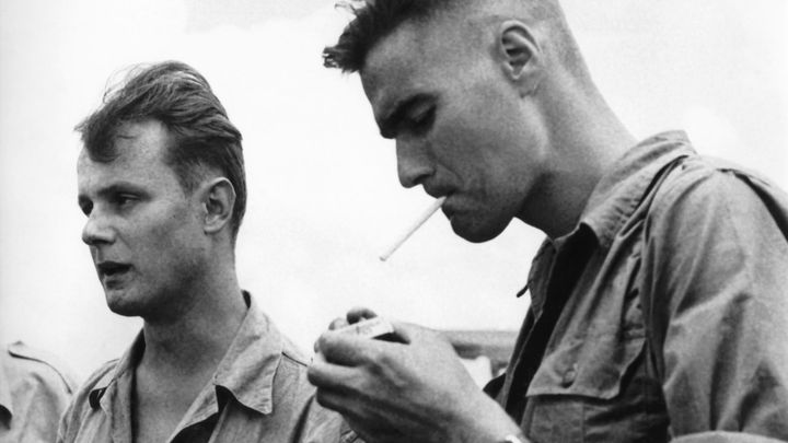 Les deux reporters du Service presse information militaire fran&ccedil;ais, le cin&eacute;aste Pierre Schoendoerffer (G) et le photographe Daniel Camus, apr&egrave;s leur lib&eacute;ration &agrave; Vietri (Vietnam), le 28 ao&ucirc;t 1954. (LIRON / SERVICE PRESSE INFORMATION)