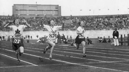 Elizabeth Robinson (au milieu), qui remporte la médaille d'or au 100 m, lors des Jeux olympiques de 1928, à Amsterdam, aux Pays-Bas. (ULLSTEIN BILD / GETTY IMAGES)