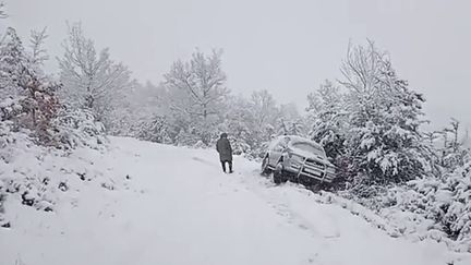 Alors que 12 départements sont en vigilance orange neige et verglas, mardi 17 janvier, la neige a recouvert les paysages de nombreux départements français. (FRANCE 2)