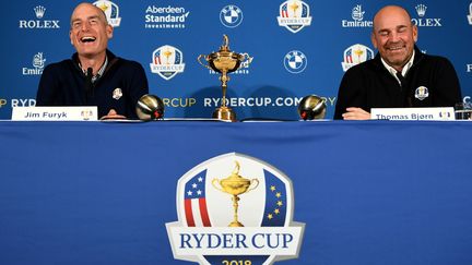 Le capitaine américain de la Ryder Cup, Jim Furyk (à gauche), et son homologue européen, Thomas Bjorn (à droite). (FRANCK FIFE / AFP)