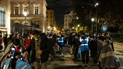 Des migrants sont chassés de la place de la République qu'ils ont brièvement occupée pour obtenir un logement, le 23&nbsp;novembre 2020, à Paris. (JEROME GILLES / NURPHOTO / AFP)