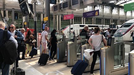 Des passagers en gare à Paris, lors d'une grève à la SNCF, le 6 juillet 2022.&nbsp; (ESRA TASKIN / ANADOLU AGENCY / AFP)