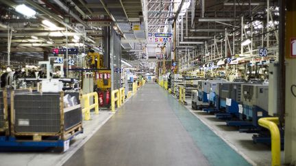 Une chaine d'assemblage de l'usine PSA d'Aulnay-sous-Bois (Seine-Saint-Denis), le 10 avril 2013. (FRED DUFOUR / AFP)