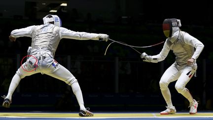 JO 2016/escrime : Enzo Lefort fait tomber son portable en plein combat