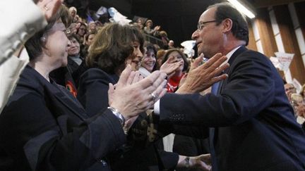 Hollande saluant Sylviane Agacinski, à côté de Martine Aubry à Reims (PATRICK KOVARIK / POOL / AFP)