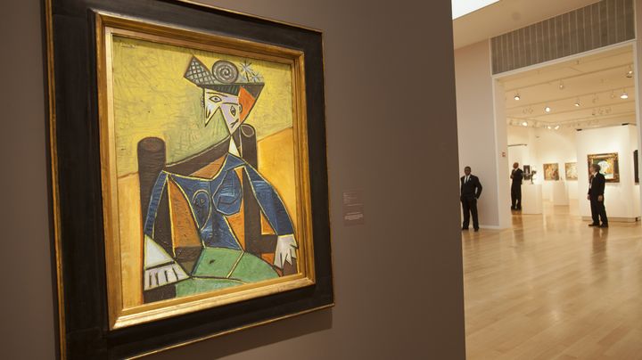 La "Femme assise dans un fauteuil", de Picasso, peintre vedette des ventes aux ench&egrave;res. (LEE CELANO / REUTERS)