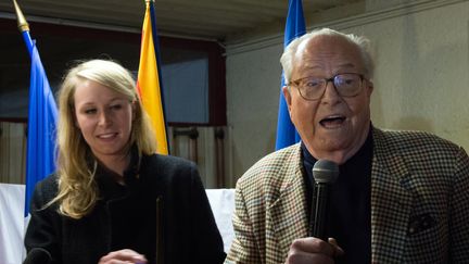 Le pr&eacute;sident d'honneur du Front National, Jean-Marie Le Pen, et sa petite fille, Marion Mar&eacute;chal-Le Pen, apr&egrave;s le second tour des &eacute;lections d&eacute;partementales &agrave; Carpentras (Vaucluse), le 29 mars 2015. (BERTRAND LANGLOIS / AFP)