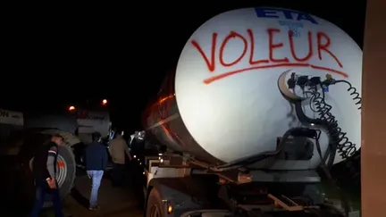 La camion de lait a été vidé puis tagué par les agriculteurs. (CAROLINE FELIX / RADIO FRANCE)