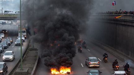 &nbsp; (Incidents sur le périphérique parisien mardi 26 novembre 2016 lors de la manifestations des taxis en colère © Maxppp)