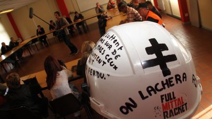 Une r&eacute;union de salari&eacute;s d'ArcelorMittal &agrave; Florange, en Moselle, le 20 septembre 2012. (PHILIPPE NEU / MAXPPP)