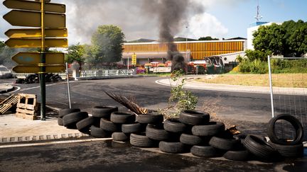 Un blocage aux Abymes, en Guadeloupe, organisé à l'appel de l'Union générale des travailleurs de Guadeloupe, le 19 novembre 2021. (CARLA BERNHARDT / AFP)